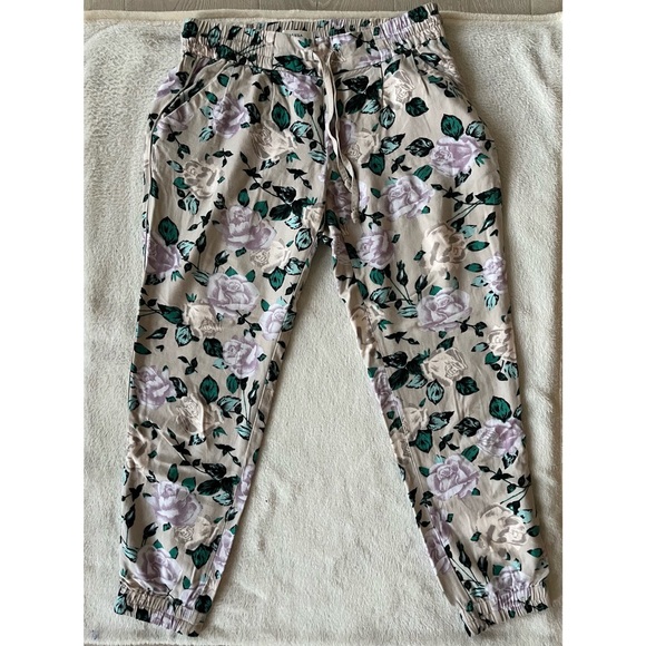 Aritzia Pants - Aritzia Talula Cropped Lightweight Floral Pants/Joggers